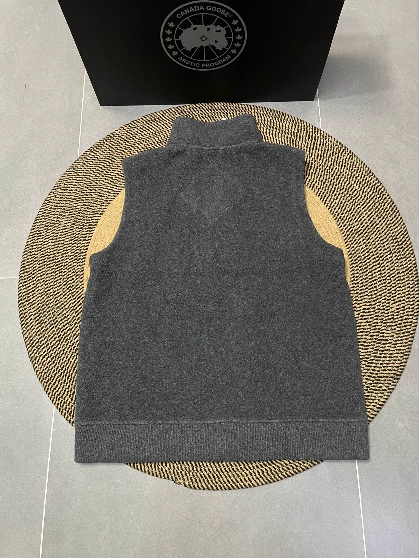 P600 Black CANADA GOOSE/Canada Goose Autumn and Winter Couple's Fleece Vest Jacket 🔘Color: Black Gray Khaki Highest version Original fabric High version High quality) ⚠All details Fabric accessories craftsmanship (all 1:1 passed inspection) (The owner is a "detail monster" so the goods he makes also pay attention to details) 1⃣ Distinguish the wrong version of market goods: all go single line ❌ Our genuine 1:1 special machine presses the line (high requirements for machine workers) 2⃣ Differentiates the market from drawings and making goods. Fabric color difference is too big. You get what you pay for, not fast food. 3⃣ Differentiates the market from low-end versions to receive labels, hang tags, and wash labels. All our accessories are custom-made (approved level) 4⃣ Differentiates the market from the detail-free workmanship❌ Our workmanship: neckline, shoulder line, armholes, cuffs, hem (In order to increase the cost, we must also restore the original product: yoke taping, double needle threading🔍) Size: S-XXL